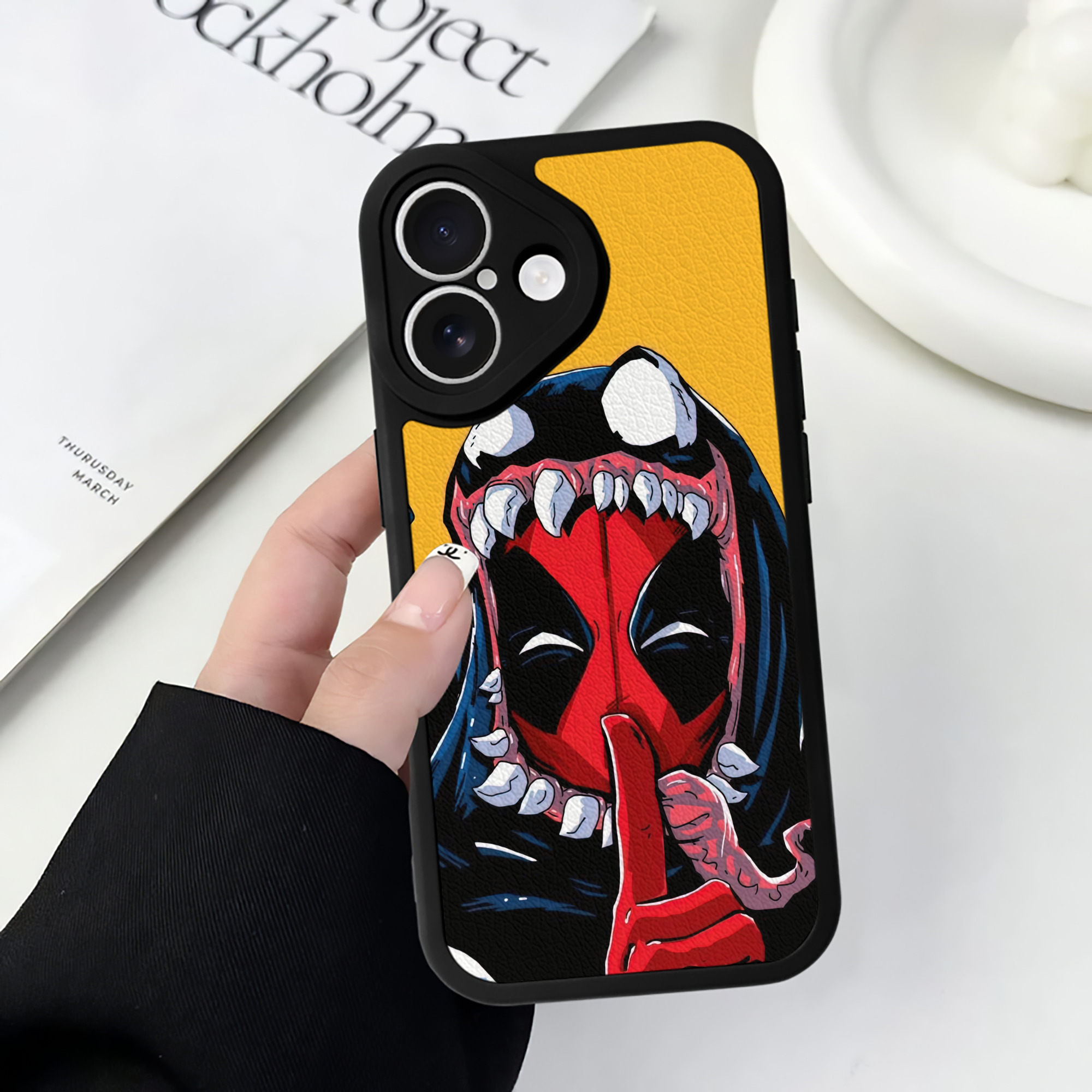 （画像用） Deadpool デッドプール 【iPhone 16シリーズ対応】シリコンスマホケース（レザー調） 材質：シリコン